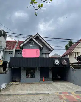 DISEWAKAN RUMAH PINGGIR JALAN COCOK JADI RUANG USAHA/CAFE