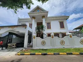 Rumah besar dengan kolam renang puspitaloka