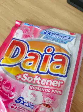 Deterjen Daia Softener Romantic Pink Isi 47 Gram