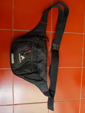 Preloved - Eiger Sling Bag Hitam