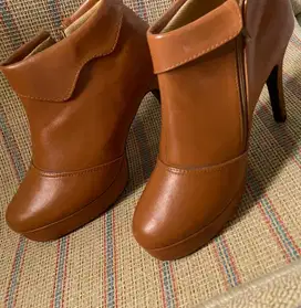High heels warna coklat karamel