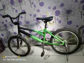 Sepeda BMX ukuran 20