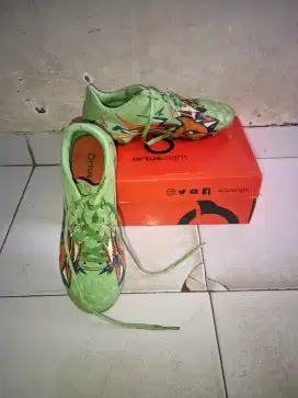 Sepatu bola anak