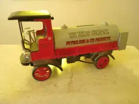 Miniatur  truk tangki dengan logo texaco.