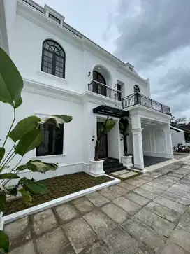 Rumah Mewah American Klasik dekat Stadion Maguwoharjo Sleman