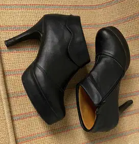 Sepatu hak wanita warna hitam