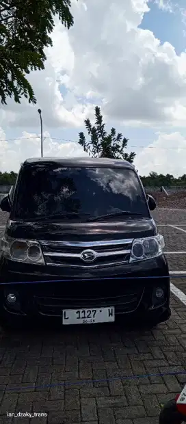 Daihatsu Luxio x hitam