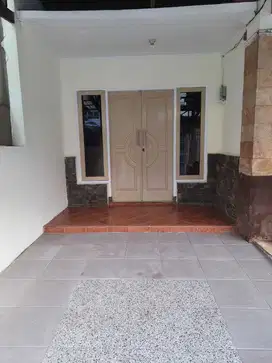Rumah disewakan 100m exit tol Singosari Malang