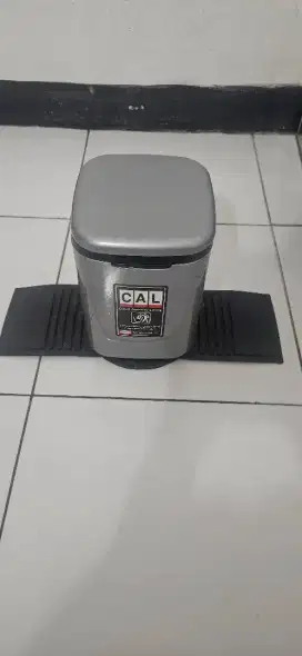 Tempat sampah mobil merk cal