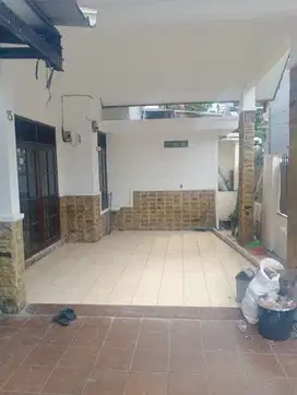 Disewakan murah Rumah Ready 2 lantai di Tebet, jalan 2 mobil