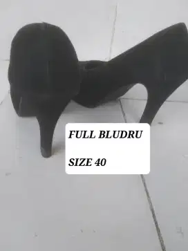 Sepatu hak tinggi Bludru