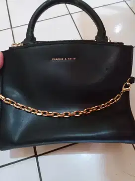 Di jual tas second Charles & Keith (original)