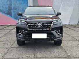Km 16 rb fortuner gr sport 2.8 at diesel 2022 hitam