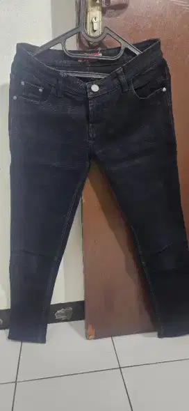 Jeans logo ukuran 30