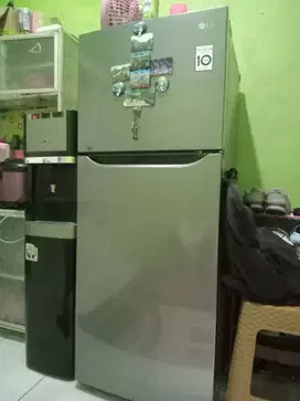 Di jual kulkas LG 2pintu