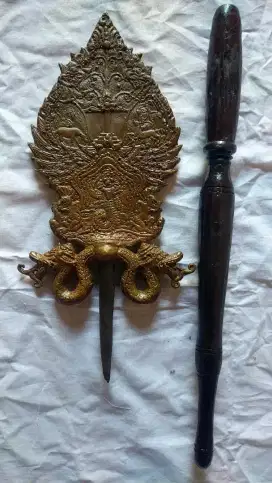 Bukan keris,Pusaka tumbak kayon atau gunungan bhan perunggu n wesi aji