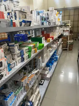 Karyawan staff pria gudang dan anter barang