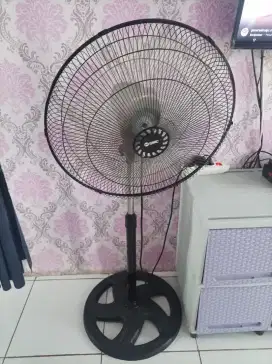 Stand fan GMC ukuran besar 18