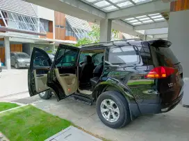 Dijual Mobil Mitsubishi Pajero Sport Dakar 4x2 AT 2012/2013