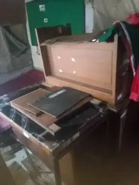 Meja bekas kantor ada 7