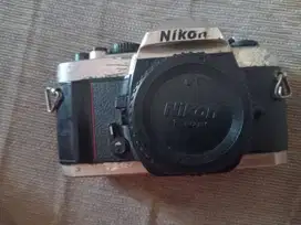 Bodi Kamera Merk Nikon FM 10 Gold bekas.