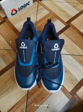 Sepatu Olahraga Logic