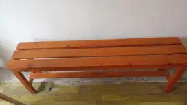 Bangku kayu panjang