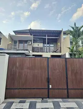 JUAL Rumah mewah 2lt sudah Renovasi Lokasi Panjer Denpasar selatan