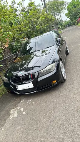 BMW 320i 2010 Bensin
