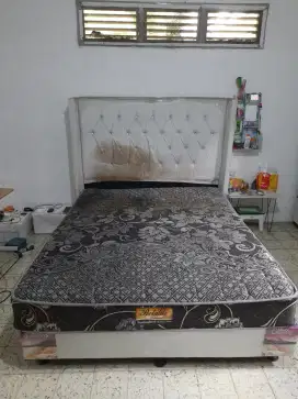 Satu set tempat tidur springbed