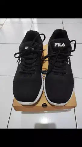 [Preloved] Sepatu FILA Ori Pria Warna Hitam