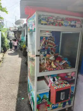 Mesin capit boneka mainan anak anak