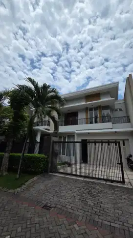 Disewakan Rumah Mewah Graha Famili, Semi Furnished, 250jt/th