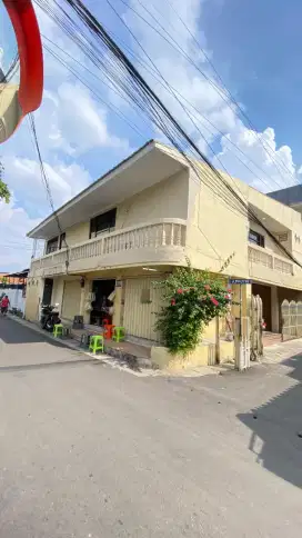 Dijual Kost dan Kios tempat Usaha di Pasar Manggis
