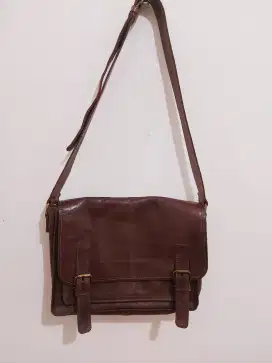 Tas selempang kulit pria model klasik