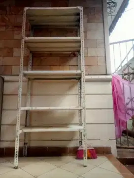 Rak besi masih kuat kokoh