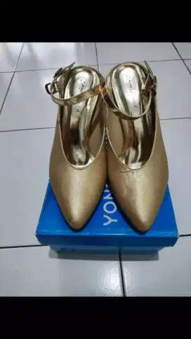 [Preloved] Sepatu Hak Tinggi/Heels Wanita Gold Merek Yongki Komaladi
