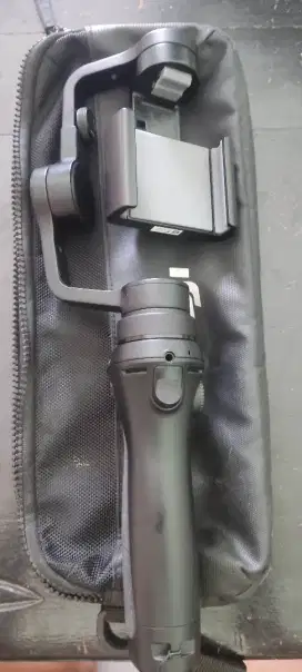 DJI Osmo Mobile 1, sebuah gimbal stabilizer untuk smartphone