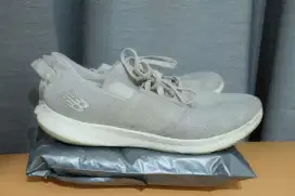 Sepatu cewe NEW BALANCE second layak pakai warna abu terang