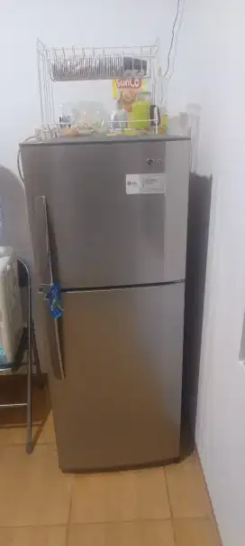 Di jual kulkas 2 pintu lg apa adanya gak bisa digunakan siapa cpat dpt