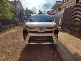 Toyota Voxy 2.0 istimewa 1tgn dari baru
