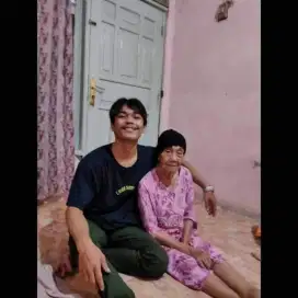 Mencari lowangan kerja.