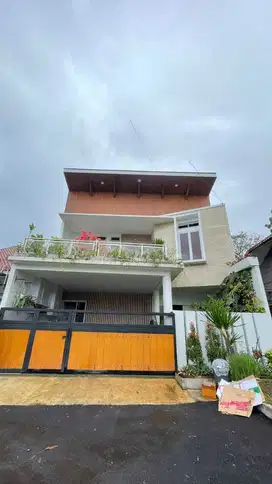 Rumah 3lantai siap huni ada kolam renangnya di Arcamanik Bandung