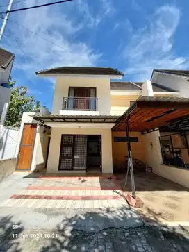 RUMAH MEWAH 2 LANTAI ISTIMEWA DALAM PERUMAHA BANGUNJIWO KASIHAN BANTUL