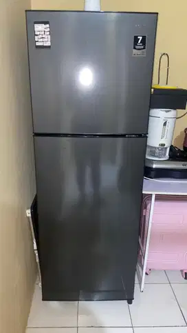 Kulkas 2 pintu merk Aqua