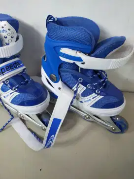 Di dol sepatu roda anak warna biru