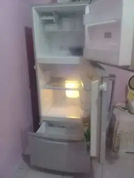Kulkas 3 pintu Toshiba Plasma