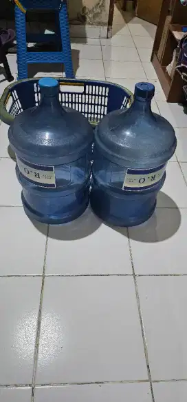 Galon RO dan keranjang baju