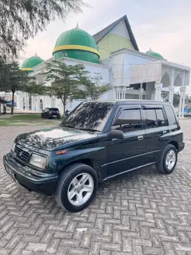 Di jual cepat suzuki escudo sidekick 1997