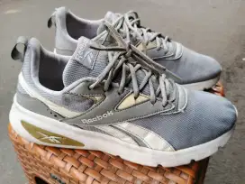 Jual sepatu reebok original size 44 bisa byar cod d tempat